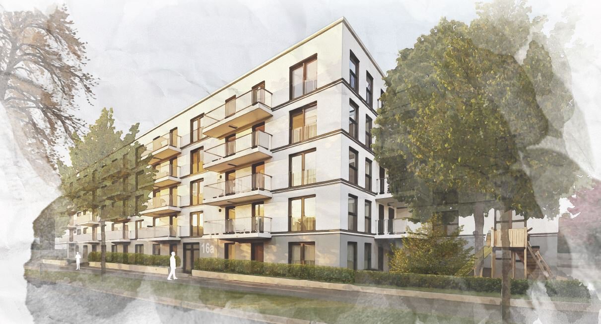 Moderne, vierstöckige Wohnanlage des Bauprojekts Plattlinger Straße in Regensburg mit weißer Fassade und großen Fenstern, umgeben von Bäumen und Grünflächen. Balkonbereiche an jeder Etage sind sichtbar, und ein Gehweg führt entlang der Vorderseite des Gebäudes.