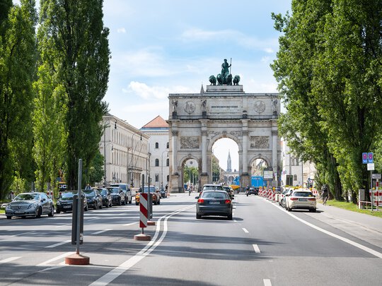 Straßenblick auf Siegestor München